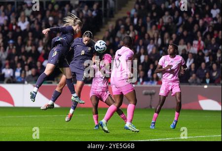 L'anglaise Grace Clinton marque le deuxième but de son équipe lors d'un match amical international à la Coventry Building Society Arena. Date de la photo : mardi 29 octobre 2024. Banque D'Images