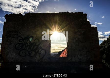 Chella, Valence, Espagne- 26 octobre 2024 : vestiges d'une ancienne usine dans le village de Chella Banque D'Images