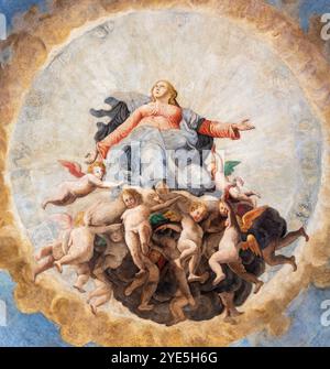 VOGHERA, ITALIE - 12 SEPTEMBRE 2024 : la coupole de l'église Chiesa del Carmine avec la fresque baroque de l'Assomption de la Vierge Marie Banque D'Images