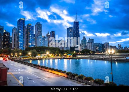 Vue nocturne sur les gratte-ciel de Chicago et la grande roue depuis Navy Pier, État de l'Illinois, États-Unis Banque D'Images