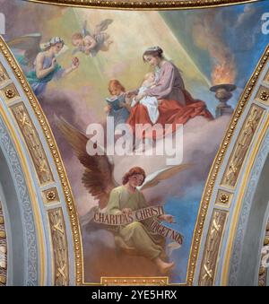 VOGHERA, ITALIE - 12 SEPTEMBRE 2024 : fresque allégorique des vertus cardinales de la Charité de la coupole de Domo - Collegiata di San Lorenzo Banque D'Images