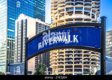 Chicago Riverwalk panneau d'entrée vue, célèbre passerelle par la rivière Chicago, état de l'Illinois, États-Unis Banque D'Images