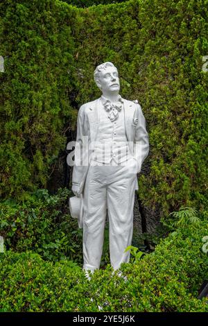 Statue blanche de Giacomo Puccini dans le jardin de Glover, Nagasaki, Japon, le 3 octobre 2024 Banque D'Images