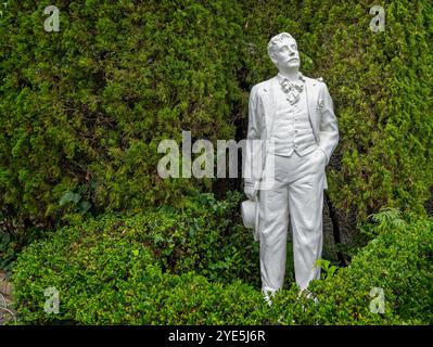 Statue blanche de Giacomo Puccini dans le jardin de Glover, Nagasaki, Japon, le 3 octobre 2024 Banque D'Images