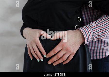 Tendresse étreinte : attendre des parents célébrant le voyage de la grossesse. Banque D'Images