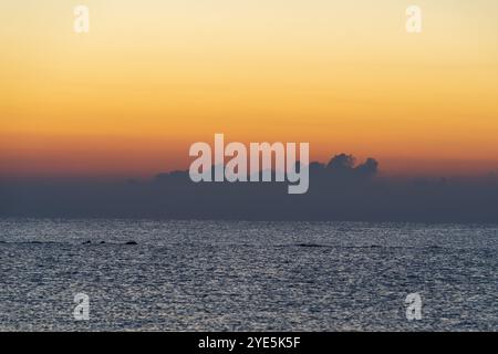 Lever de soleil doré sur la mer Égée : paysage majestueux de Nouvelle aube et nuages dorés Banque D'Images