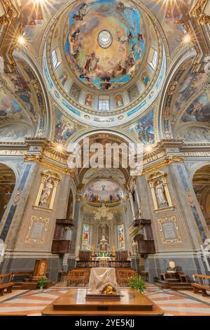 VOGHERA, ITALIE - 12 SEPTEMBRE 2024 : nef et coupole de Domo - Collegiata di San Lorenzo avec les fresques de Luigi Morgari et Rodolfo Gambini Banque D'Images