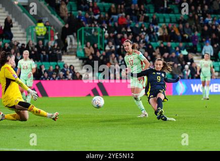 L'écossaise Caroline Weir marque le troisième but de son équipe lors de la deuxième manche du match de qualification pour l'Euro 2025 féminin de l'UEFA au stade Easter Road. Date de la photo : mardi 29 octobre 2024. Banque D'Images