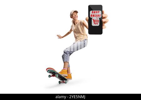 Heureuse jeune femme sur un longboard montrant un smartphone avec une application de shopping en ligne isolé sur fond blanc Banque D'Images