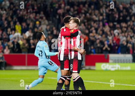 Londres, Royaume-Uni. 29 octobre 2024. Brentford Kevin Schade marque un BUT 1-0 et célèbre avec l'attaquant de Brentford Keane Lewis-Potter (23 ans) lors du match Brentford FC contre Sheffield mercredi FC Carabao Cup Round of 16 au Gtech Community Stadium, Londres, Angleterre, Royaume-Uni le 29 octobre 2024 Credit : Every second Media/Alamy Live News Banque D'Images