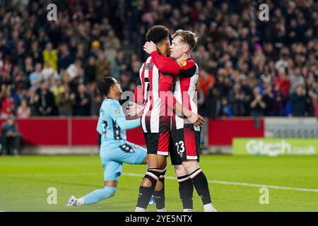 Londres, Royaume-Uni. 29 octobre 2024. Brentford Kevin Schade marque un BUT 1-0 et célèbre avec l'attaquant de Brentford Keane Lewis-Potter (23 ans) lors du match Brentford FC contre Sheffield mercredi FC Carabao Cup Round of 16 au Gtech Community Stadium, Londres, Angleterre, Royaume-Uni le 29 octobre 2024 Credit : Every second Media/Alamy Live News Banque D'Images