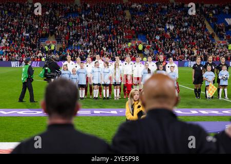 CARDIFF, ROYAUME-UNI. 29 octobre 2024. Hymnes lors du match de deuxième manche de la demi-finale de l'UEFA Women's Euro 2025 entre les femmes du pays de Galles et les femmes de Slovaquie au Cardiff City Stadium à Cardiff le 29 juillet 2024. (Photo by John Smith/FAW) crédit : Football Association of Wales/Alamy Live News Banque D'Images