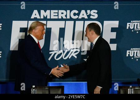 Drexel Hill, États non liés. 29 octobre 2024. Candidat républicain à la présidence, l'ancien président américain Donald Trump arrive pour prendre la parole lors de la table ronde Building America's future le 29 octobre 2024 à Drexel Hill, PA. (Photo de Bastiaan Slabbers/Sipa USA) crédit : Sipa USA/Alamy Live News Banque D'Images