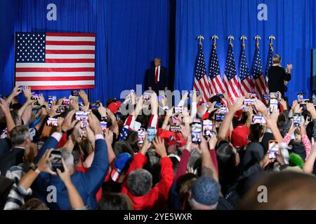 Drexel Hill, États non liés. 29 octobre 2024. Candidat républicain à la présidence, l'ancien président américain Donald Trump arrive pour prendre la parole lors de la table ronde Building America's future le 29 octobre 2024 à Drexel Hill, PA. (Photo de Bastiaan Slabbers/Sipa USA) crédit : Sipa USA/Alamy Live News Banque D'Images