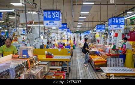 Étals de poissons et restaurant à l'intérieur du marché aux poissons de Jagalchi, Busan, Corée du Sud Banque D'Images