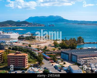 Vue aérienne de la ville d'Olbia avec port et toile de fond montagneuse Banque D'Images