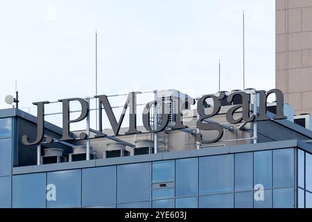 Varsovie, Pologne. 28 octobre 2024. Le logo J. P. Morgan est visible sur un bâtiment à Varsovie. (Crédit image : © Marek Antoni Iwanczuk/SOPA images via ZUMA Press Wire) USAGE ÉDITORIAL SEULEMENT! Non destiné à UN USAGE commercial ! Banque D'Images