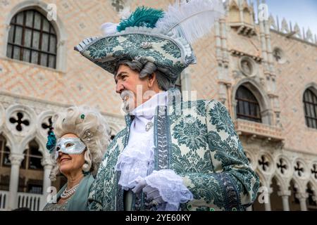 Venise, Italie - 11 février 2024 : Portrait réalisé lors du carnaval de Venise en Italie Banque D'Images