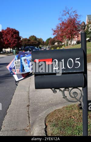 Les boîtes aux lettres débordent de publicités imprimées pour l'élection américaine 2024 Banque D'Images