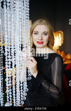 portrait d'une belle femme de 37 ans dans une robe de soirée Banque D'Images