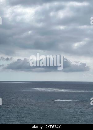 Éblouissement sur la mer. Lumière du soleil réfléchie sur la surface de l'eau. Scooter de l'eau dans la mer. Banque D'Images