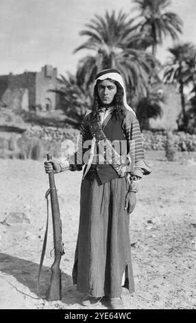 El-Azrak & Wadi Sirhan dans le désert arabe. Druse [c.-à-d., Druzes] réfugiés politiques de Jebel Druse (le Hauran). La jeunesse bédouine à El-Azrak. Avec de longs cheveux dans le style d'Absalom, circa 1926 Banque D'Images