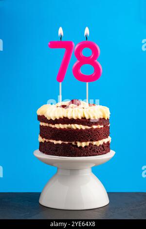 Gâteau d'anniversaire en velours rouge avec bougie numéro 78 Banque D'Images