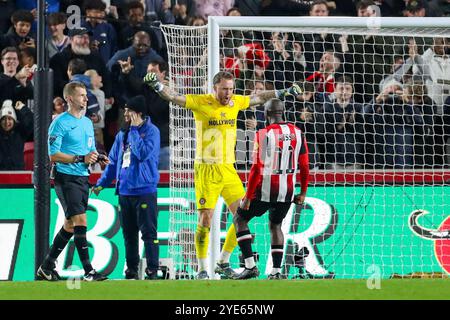 Le gardien de but de Brentford Mark Flekken (1) célèbre l'épargne et la victoire lors du match Brentford FC contre Sheffield mercredi FC Carabao Cup Round of 16 au Gtech Community Stadium, Londres, Angleterre, Royaume-Uni le 29 octobre 2024 crédit : Every second Media/Alamy Live News Banque D'Images