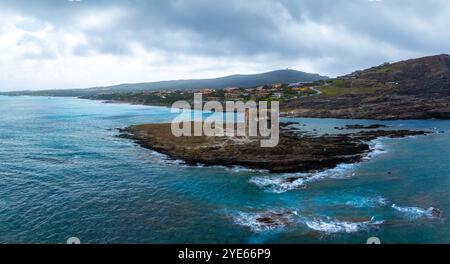 Vue aérienne de la tour côtière de Sardaigne et des eaux turquoises Banque D'Images