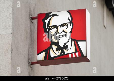 Varsovie, Pologne. 29 octobre 2024. Un logo KFC vu sur la fenêtre à Varsovie. (Photo de Marek Antoni Iwanczuk/SOPA images/SIPA USA) crédit : SIPA USA/Alamy Live News Banque D'Images