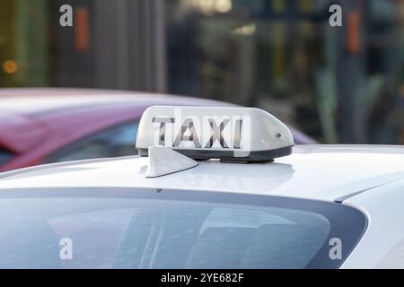 Varsovie, Pologne. 29 octobre 2024. Logo de taxi vu à Varsovie. (Photo de Marek Antoni Iwanczuk/SOPA images/SIPA USA) crédit : SIPA USA/Alamy Live News Banque D'Images