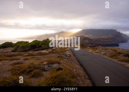 Vue panoramique des deux côtés de l'île au coucher du soleil à Ponta de São Lourenço à Caniçal. Île de Madère, Portugal Banque D'Images