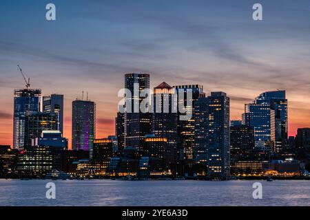 Horizon de Boston la nuit avec ciel coloré. Banque D'Images