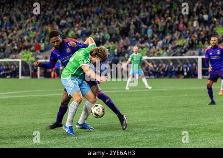 Seattle, Washington, États-Unis. 28 octobre 2024. MICHAEL, joueur de Dynamo DE Houston #31, combat PEDRO DE LA VEGA, joueur des Seattle Sounders #10 pour la possession du ballon, dans la 1ère moitié du match, Seattle Sounders vs Houston Dynamo, dans le premier tour des séries éliminatoires, avec la victoire allant à Seattle en jeu se terminant par des tirs de pénalité. (Crédit image : © Melissa Levin/ZUMA Press Wire) USAGE ÉDITORIAL SEULEMENT! Non destiné à UN USAGE commercial ! Banque D'Images