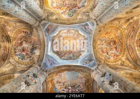 ASTI, ITALIE - 10 SEPTEMBRE 2024 : fresques dans la coupole et le plafond de la cathédrale - Cattedrale di Santa Maria Assunta Banque D'Images