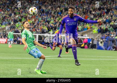 Seattle, Washington, États-Unis. 28 octobre 2024. CRISTIAN ROLDAN, joueur des Seattle Sounders, et MICHAEL #31, joueur #7 du Houston Dynamo, tous les deux pour le ballon d'un coup de gardien de but, dans la 1ère moitié du match, Seattle Sounders vs Houston Dynamo, dans le premier tour des séries éliminatoires, avec la victoire allant à Seattle en jeu se terminant par des coups de pénalité. (Crédit image : © Melissa Levin/ZUMA Press Wire) USAGE ÉDITORIAL SEULEMENT! Non destiné à UN USAGE commercial ! Banque D'Images