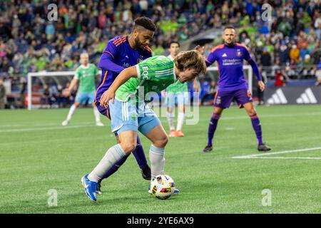 Seattle, Washington, États-Unis. 28 octobre 2024. MICHAEL, joueur de Dynamo DE Houston #31, combat PEDRO DE LA VEGA, joueur des Seattle Sounders #10 pour la possession du ballon, dans la 1ère moitié du match, Seattle Sounders vs Houston Dynamo, dans le premier tour des séries éliminatoires, avec la victoire allant à Seattle en jeu se terminant par des tirs de pénalité. (Crédit image : © Melissa Levin/ZUMA Press Wire) USAGE ÉDITORIAL SEULEMENT! Non destiné à UN USAGE commercial ! Banque D'Images