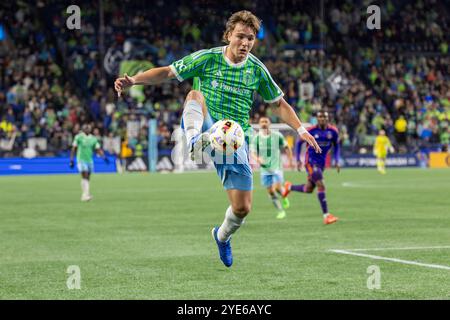 Seattle, Washington, États-Unis. 28 octobre 2024. PEDRO DE LA VEGAS #10, joueur des Seattle Sounders, retire le ballon d'un coup de pied de gardien de but, dans la 1ère moitié du match, Seattle Sounders vs Houston Dynamo, dans le premier tour des séries éliminatoires, avec la victoire allant à Seattle dans le jeu se terminant par des coups de pénalité. (Crédit image : © Melissa Levin/ZUMA Press Wire) USAGE ÉDITORIAL SEULEMENT! Non destiné à UN USAGE commercial ! Banque D'Images