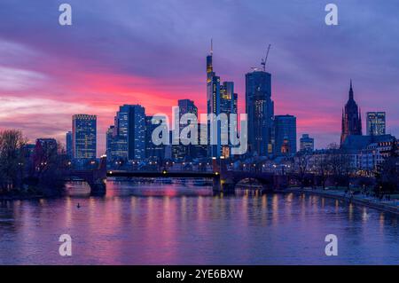 Horizon de Francfort, quartier financier sur le main et cathédrale de Francfort au coucher du soleil, Allemagne, Hesse, Francfort-sur-le-main Banque D'Images