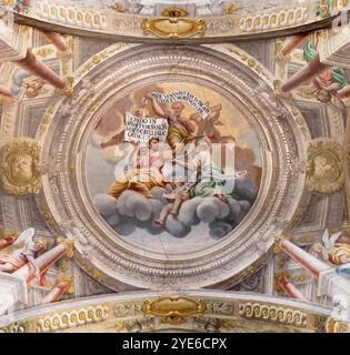 ASTI, ITALIE - 11 SEPTEMBRE 2024 : fresque au plafond des apôtres Bartholemew, Filip et Matthew avec les inscriptions du Credo dans la cathédrale Banque D'Images