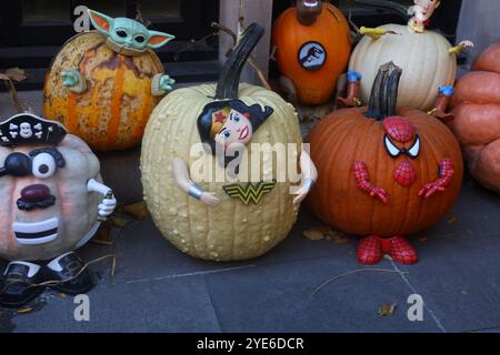 Une variété de citrouilles à l'extérieur d'une maison de ville de Upper East Side à New York, New York, dimanche, Oct. 27, 2024. (Photo : Gordon Donovan) Banque D'Images