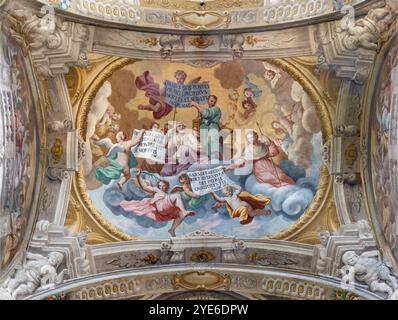 ASTI, ITALIE - 11 SEPTEMBRE 2024 : fresque au plafond des apôtres Thomas, Jacques le Grand, Jacques avec les inscriptions du Credo dans la cathédrale Banque D'Images