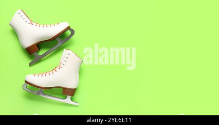 Patins à glace sur fond vert avec espace pour le texte Banque D'Images