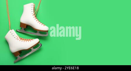 Patins à glace sur fond vert avec espace pour le texte Banque D'Images
