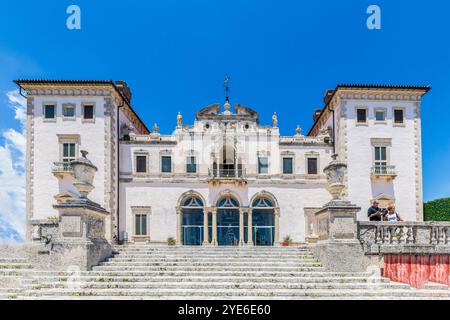 Miami, États-Unis - 24 août 2014 : les gens visitent le musée Vizcaya à Miami sous le ciel bleu, vue d'entrée. Banque D'Images