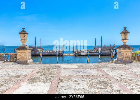 Miami, États-Unis - 24 août 2014 : à l'extérieur de la jetée dans le style de navire vénitien au musée Vizcaya à Miami sous le ciel bleu, Banque D'Images