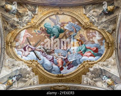 ASTI, ITALIE - 11 SEPTEMBRE 2024 : fresque au plafond des apôtres André, Pierre, Jean avec les inscriptions du Credo dans la cathédrale Banque D'Images