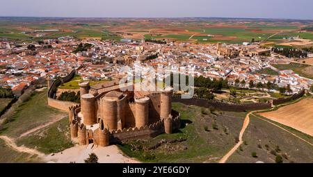 Vue plongeante du château de Belmonte et de la municipalité, Espagne Banque D'Images