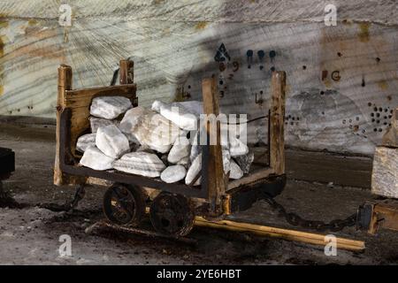 Vieux wagon minier avec des roches salantes à l'intérieur de la mine de sel publique Unirea à Slanic Prahova, Roumanie. Attraction touristique. Banque D'Images