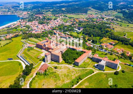 Vue aérienne du Centre universitaire de Cantabrie CIESE à Comillas, paysage Banque D'Images